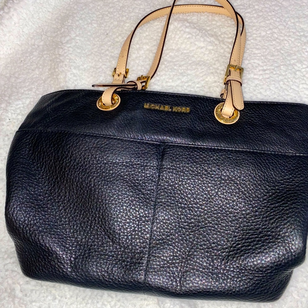 Black medium sized purse